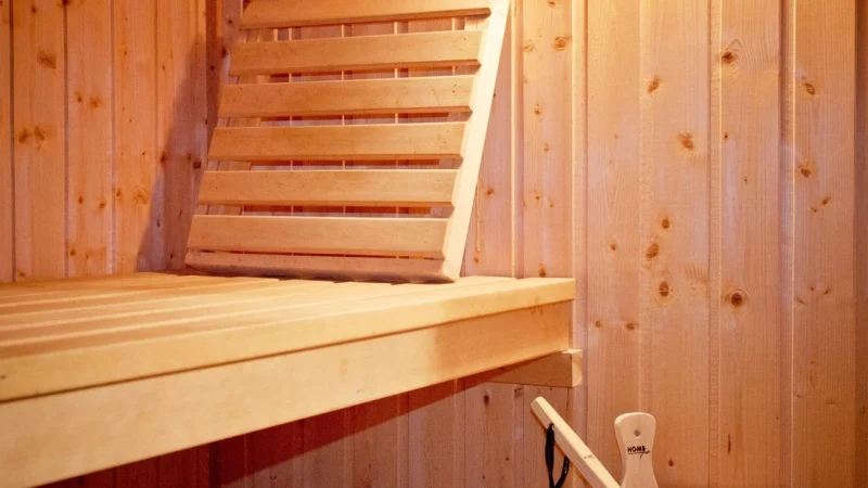 Sauna ogrodowa a strefa spa: jak połączyć ją z jacuzzi ogrodowym